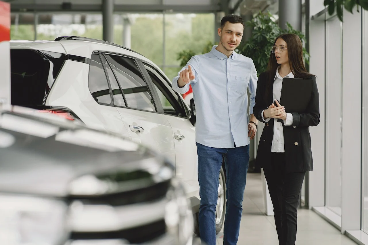 The Difference Between a Car Leasing Broker and a Car Dealer